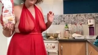 Vends-ta-culotte - curvaceous French milf cooking in wondrous  lingerie and jerking with a whisk