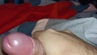 Hombre adicto a las eyaculaciones le encanta mojar su cama antes de descansar
