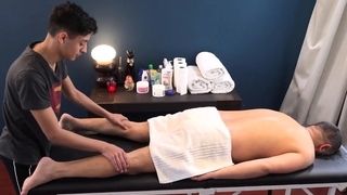 Gaydaddy bareback humps massagist lad after massage