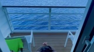 Cogiendome a cougar culona en el crucero