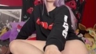 Phat ass white girl goth gal flashing off her soles and toes