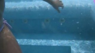 CHICa REAL en SPA da una paja loca bajo el agua al EXTRANJERO caliente