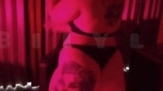 Blue haired phat ass white girl lashing big XXL culo in Vegas