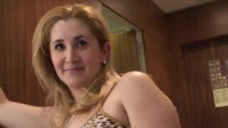 Mature housewife Marisol enjoys to have joy with her vulva